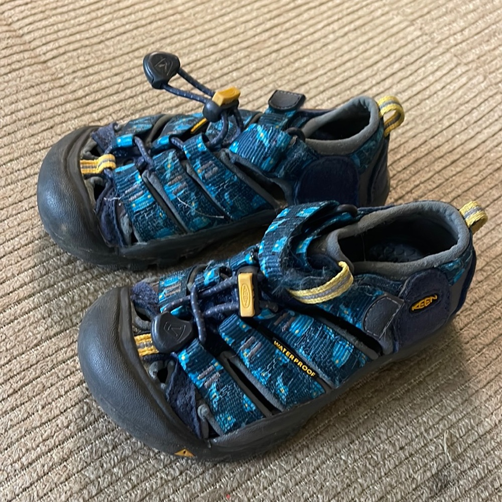 KEEN boys Toddler size 9 camo blue sandals